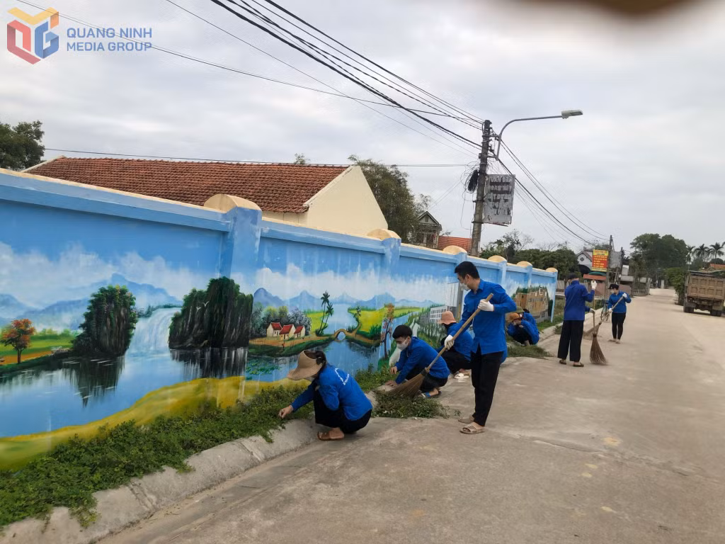Đoàn viên thanh niên tham gia vẽ tranh tường tuyến phố Trần Hưng Đạo (phường Yên Giang, TX Quảng Yên). Ảnh: Hoài Minh