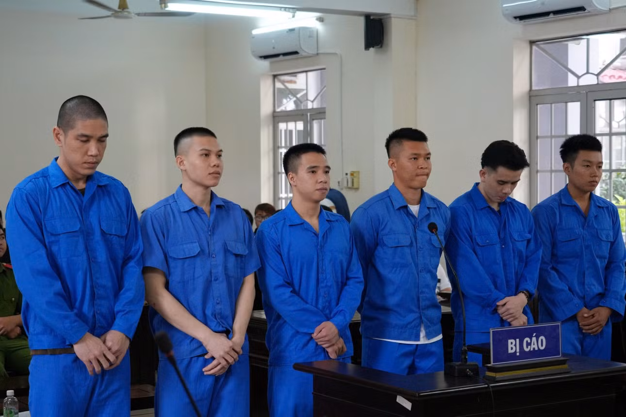 6 bị cáo là cựu cầu thủ CLB bóng đá Bà Rịa - Vũng Tàu tại phiên tòa trước đó. Ảnh: Trí Độ