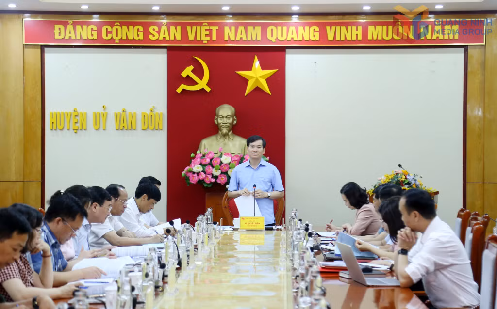 Đồng chí Vũ Quyết Tiến, Phó Bí thư Tỉnh ủy chủ trì làm việc với Ban Thường vụ Huyện ủy Vân Đồn.