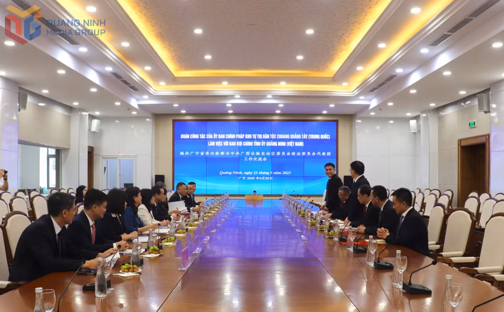 Quang cảnh buổi làm việc.