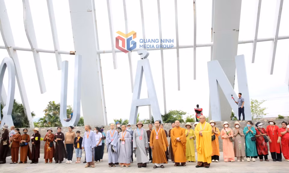 Rất đông chư tăng có mặt tại Trạm dừng nghỉ Quảng Ninh Gate để đón đoàn cung rước xá lợi Đức Phật.