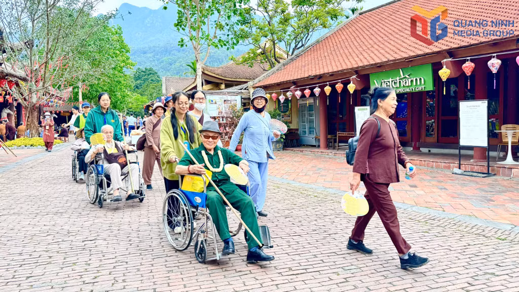 Phật tử, nhân dân và du khách già yếu được đội ngũ tình nguyện viên hỗ trợ đưa đón vào chiêm bái xá lợi Đức Phật bằng xe lăn.