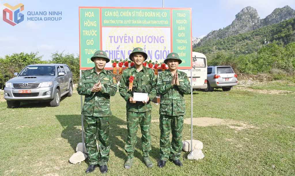 Đại tá Nguyễn Quang Hòa, Chỉ huy trưởng BĐBP tỉnh (bên phải) tặng hoa cho chiến sĩ bắn giỏi.