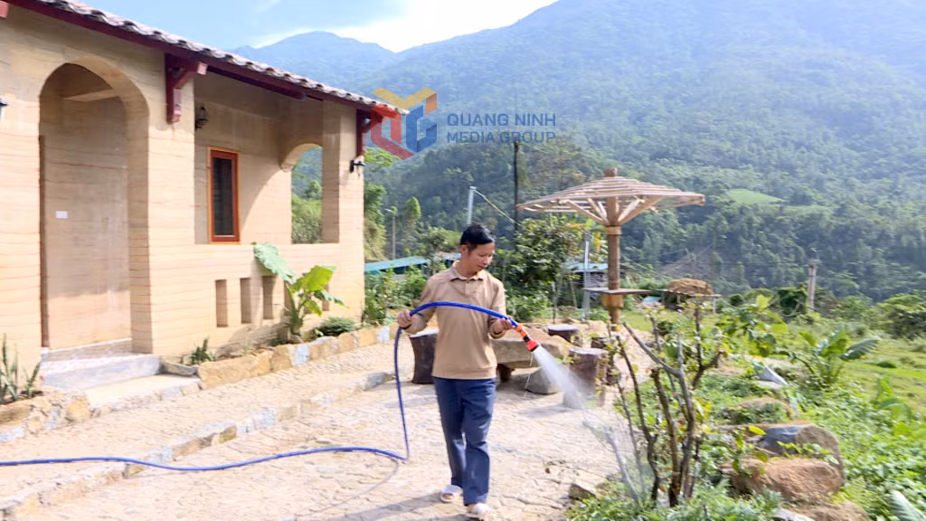 Anh Dường Phúc Thím (chủ homestay Hương Hồi Quế, xã Đồng Văn, huyện Bình Liêu) hoàn thiện cơ sở hạ tầng chuẩn bị đón khách lưu trú.