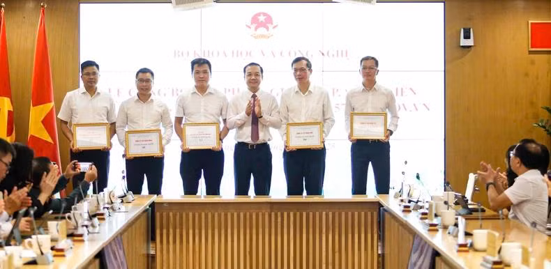 Thứ trưởng Khoa học và Công nghệ Phạm Đức Long trao chứng nhận sản phẩm cho các doanh nghiệp.
