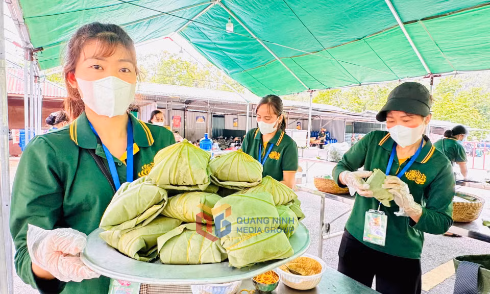Những mâm xôi được hoàn thiện, chờ được mang đến các điểm để phát miễn phí.