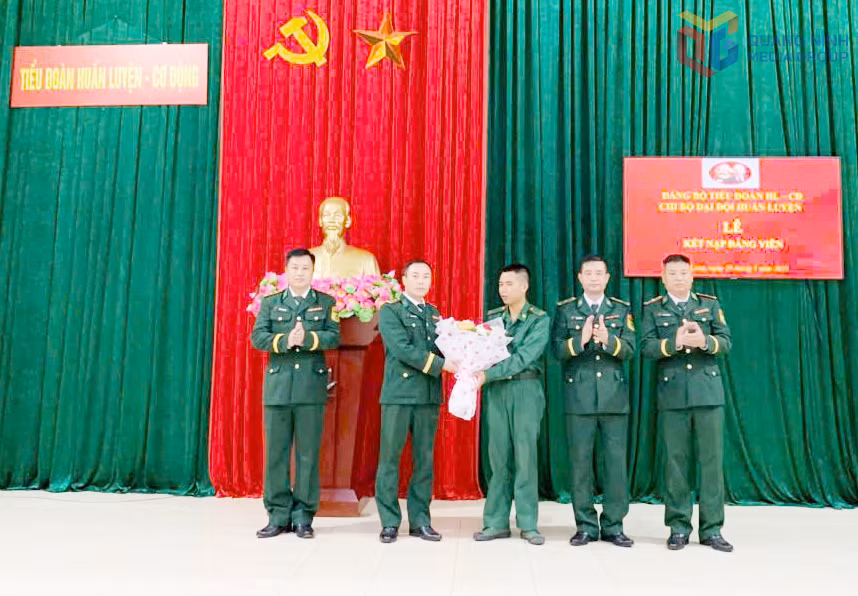 Lãnh đạo Đảng bộ Tiểu đoàn Huấn luyện - Cơ động (BĐBP tỉnh) trao quyết định kết nạp Đảng và tặng hoa chúc mừng cho từng quần chúng ưu tú.