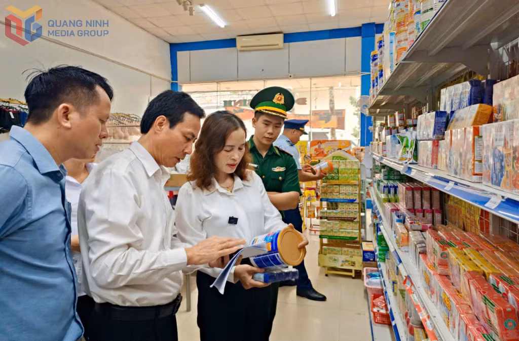 Đoàn kiểm tra liên ngành ATTP số 3 tỉnh Quảng Ninh tiến hành kiểm tra một số cơ sở sản xuất, kinh doanh trên địa bàn thị trấn Ba Chẽ (huyện Ba Chẽ). Ảnh: Ngọc Lợi