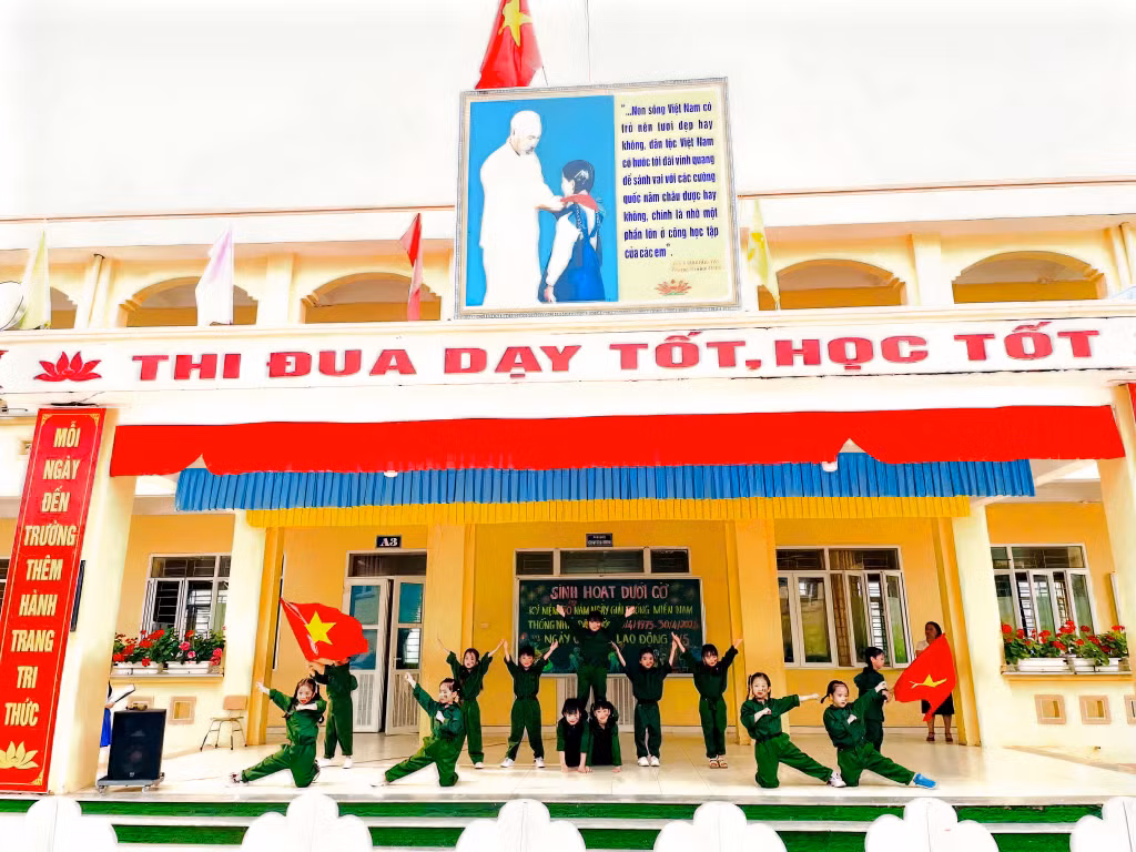 Học sinh trường Tiểu học thị trấn Cái Rồng (huyện Vân Đồn) tổ chức các hoạt động văn nghệ kỷ niêm 50 năm Ngày Giải phóng miền Nam thống nhất đất nước.