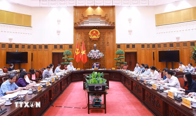 Thủ tướng Phạm Minh Chính chủ trì cuộc họp về dự thảo phát triển giáo dục, đào tạo và chăm sóc sức khoẻ nhân dân. (Ảnh: Dương Giang/TTXVN)