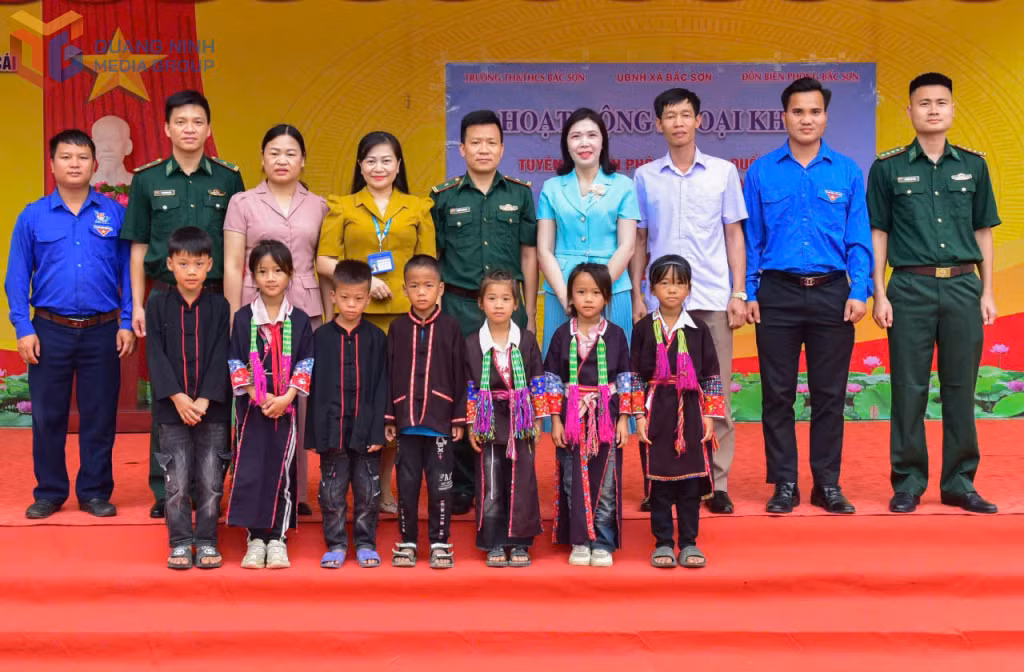 Tặng quà cho các cháu chương trình nâng bước em đến trường, con niuooi đồn biên phòng