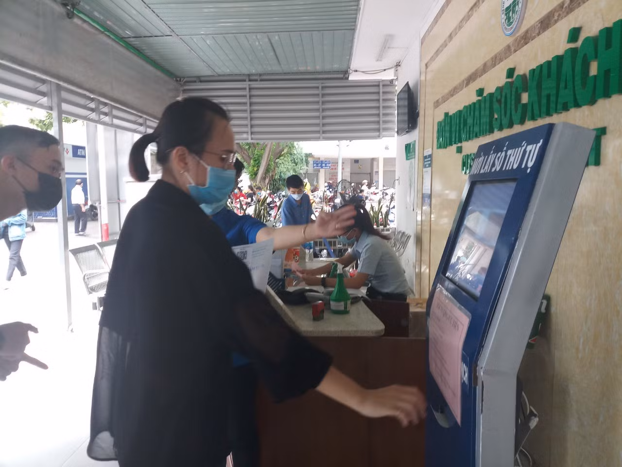 Sở Y tế TP Hồ Chí Minh khuyến cáo người dân đeo khẩu trang khi đến các cơ sở y tế để phòng bệnh truyền nhiễm lây qua đường hô hấp. Ảnh: Đan Phương/Báo Tin tức và Dân tộc
