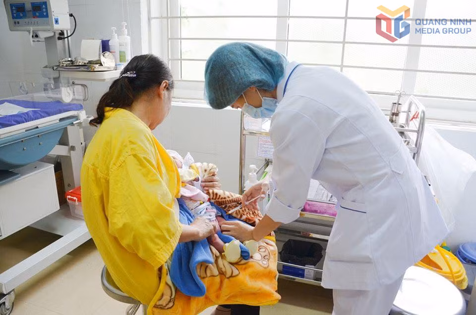 Tiêm vắc xin phòng bệnh cho trẻ tại Bệnh viện Sản nhi Quảng Ninh