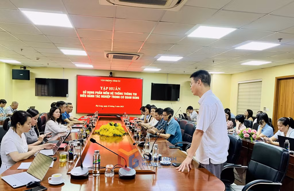 Cán bộ, công chức, văn thư của Trung tâm Truyền thông tỉnh tham gia lớp tập huấn.