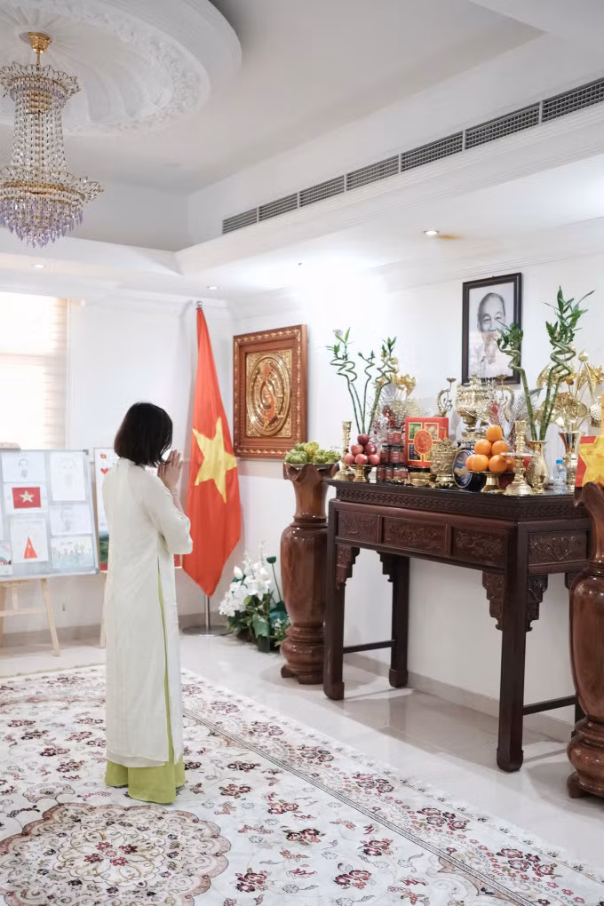 Du khách Việt dâng hương trước bàn thờ Chủ tịch Hồ Chí Minh tại Đại sứ quán Việt Nam ở UAE trong chuyến du lịch dịp 30/4. Ảnh: Hà Anh