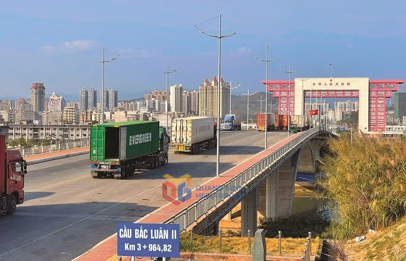 Hoạt động xuất nhập khẩu hàng hoá qua cửa khẩu cầu Bắc Luân II (TP Móng Cái).