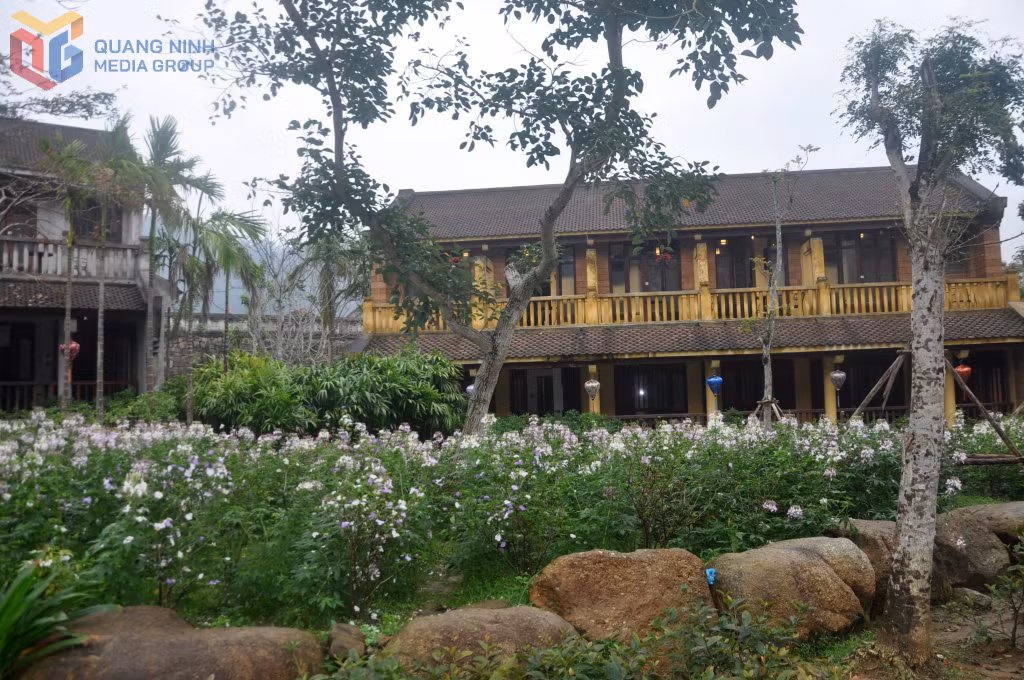 Tùng Lâm là doanh nghiệp hiếm hoi đầu tư vào di sản văn hoá tại Quảng Ninh. Trong ảnh: Một khu nghỉ dưỡng của doanh nghiệp tại Làng Nương Yên Tử.