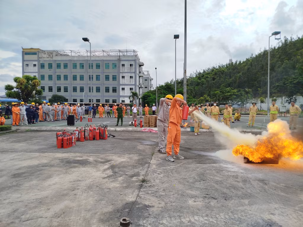 Học viên đang thực hành sử dụng bình cứu hỏa chữa cháy.