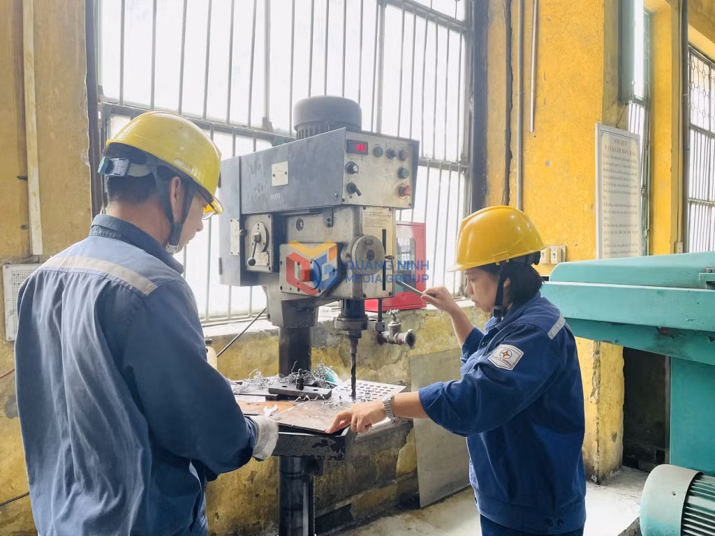 Sản xuất các sản phẩm cơ khí tại phân xưởng sửa chữa (Công ty Nhiệt điện Uông Bí)