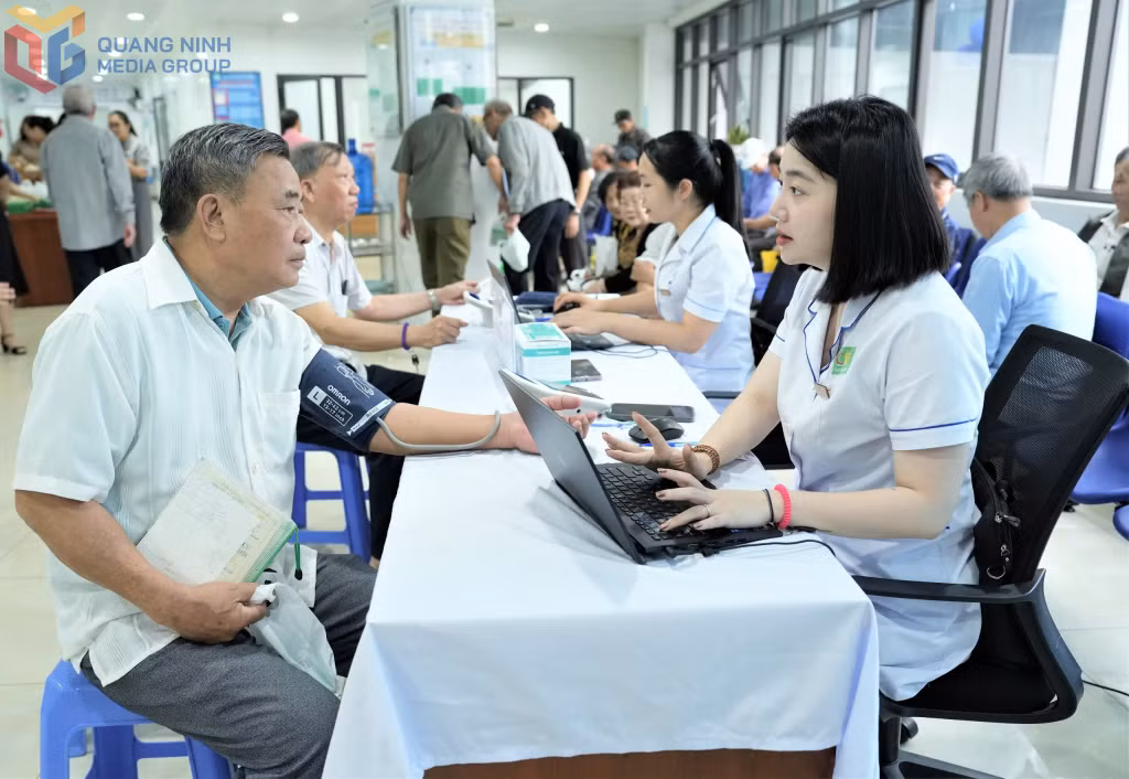 CDC Quảng Ninh thăm khám sức khỏe cho CCB phường Hồng Hải tại phòng khám đa khoa của đơn vị, tháng 4/2025. Ảnh: CDC Quảng Ninh