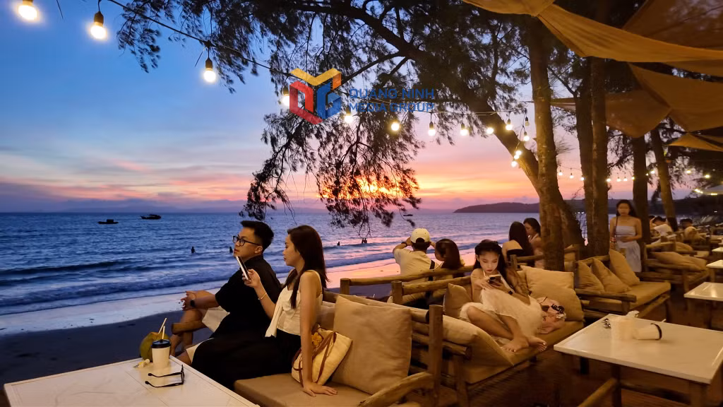 Du khách trải nghiệm hoàng hôn trên bãi biển Tình Yêu (huyện Cô Tô).