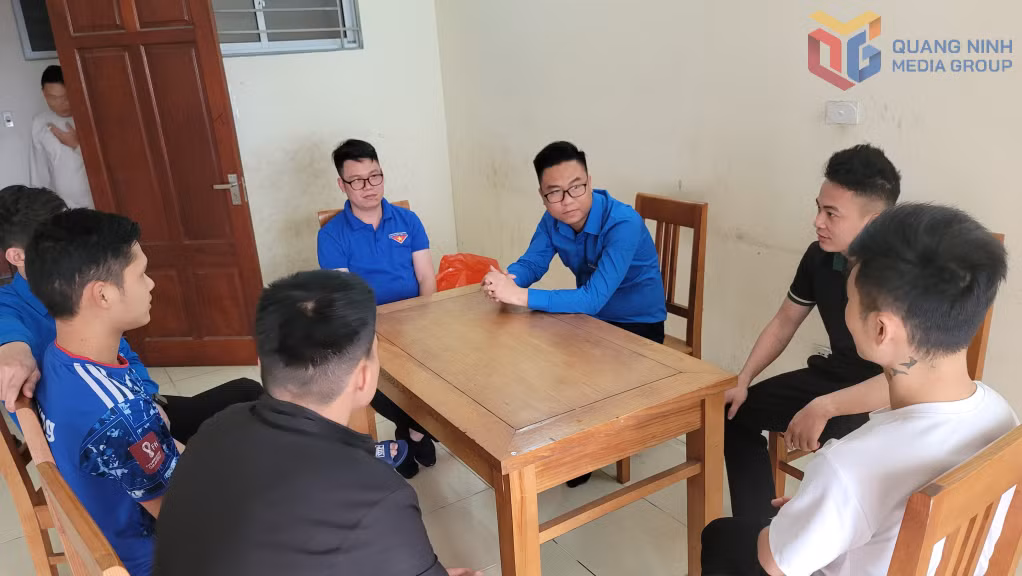 Đoàn Thanh niên Công ty CP Than Mông Dương thăm hỏi, động viên hỗ trợ cho công nhân mới và sinh viên thực tập tại đơn vị.