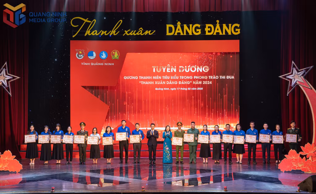 Ban Thường vụ Tỉnh Đoàn phối hợp với Ban Tuyên giáo và Dân vận Tỉnh ủy tổ chức tuyên dương các gương thanh niên tiêu biểu trong thực hiện phong trào thi đua “Thanh xuân dâng Đảng” năm 2024.