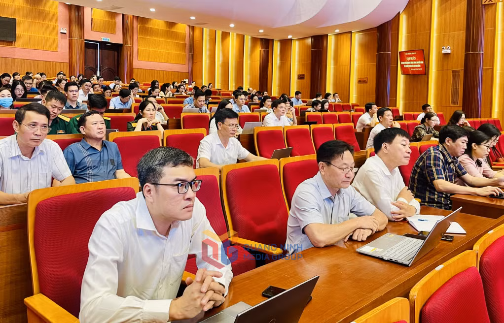 Tham dự lớp tập huấn có trên 700 học viên là cán bộ lãnh đạo, quản trị mạng, công chức, chuyên viên, văn thư... của các cơ quan tham mưu giúp việc Tỉnh ủy, đảng ủy trực thuộc, Ủy ban MTTQ và các tổ chức chính trị - xã hội tỉnh.