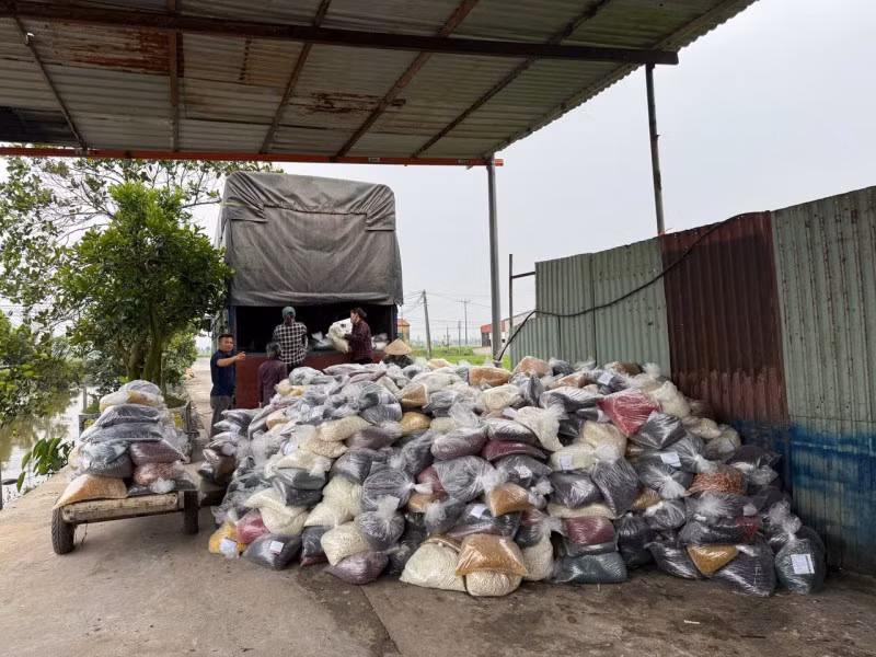 Thực phẩm chức năng giả đổ đống trong kho, nhà máy sản xuất của Nguyễn Năng Mạnh.