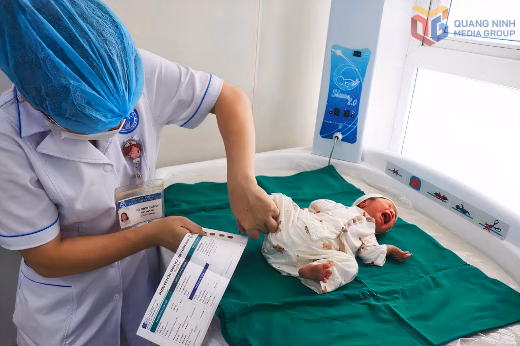 Trung tâm Y tế huyện Đầm Hà lấy máu gót chân của trẻ sơ sinh để thực hiện chẩn đoán sàng lọc sơ sinh.