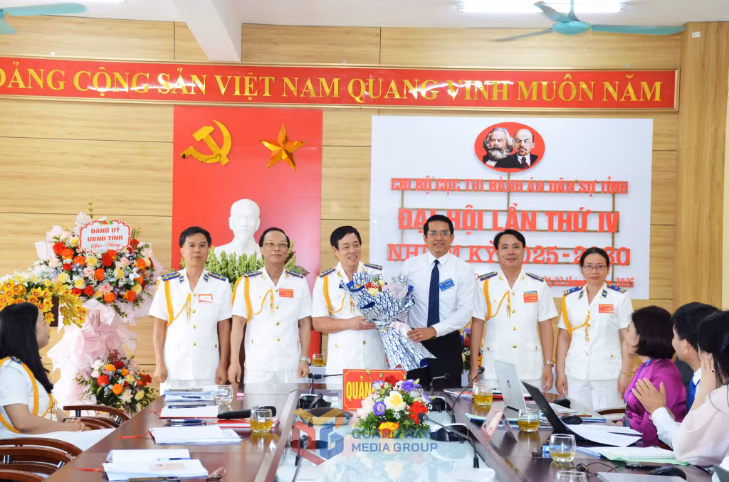 Đồng chí Vũ Ngọc Tuấn, Phó Bí thư Đảng ủy UBND tỉnh chúc mừng BCH Chi bộ Cục THADS tỉnh khóa IV, nhiệm kỳ 2025-2030.