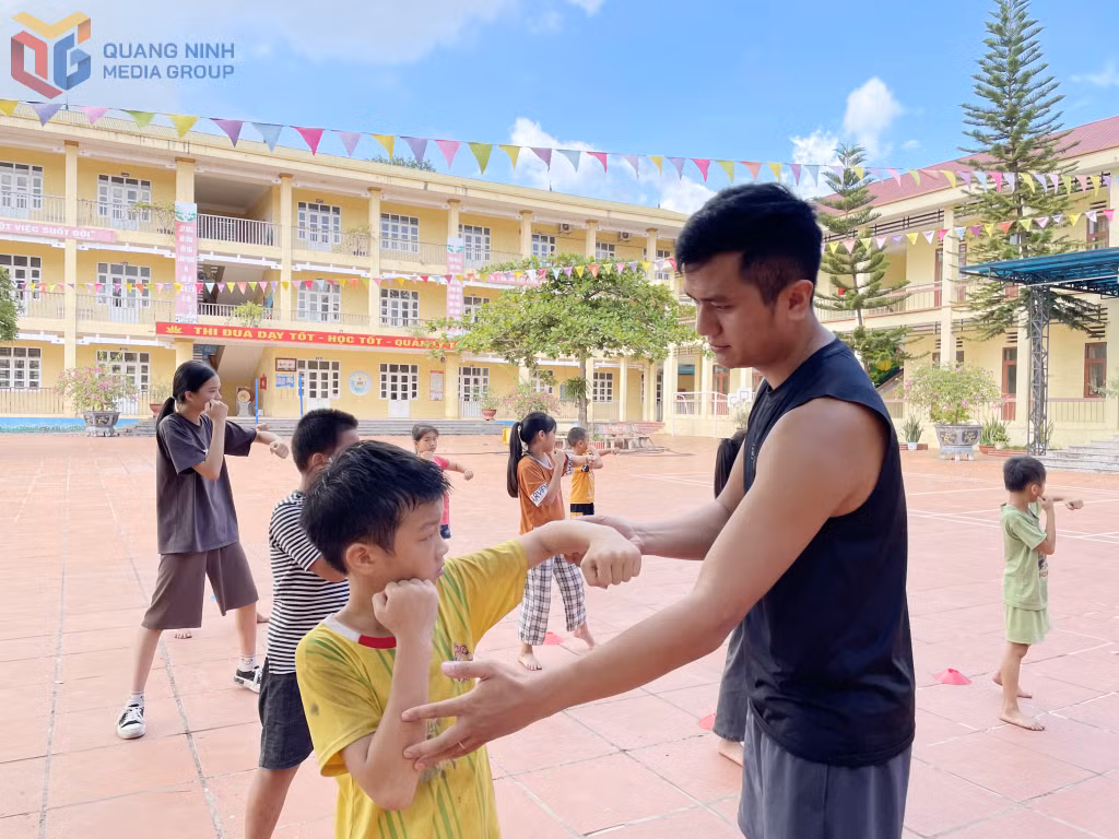 Huyện Đoàn Tiên Yên tổ chức lớp học võ cho trẻ em trên địa bàn xã Hải Lạng (hè năm 2024).