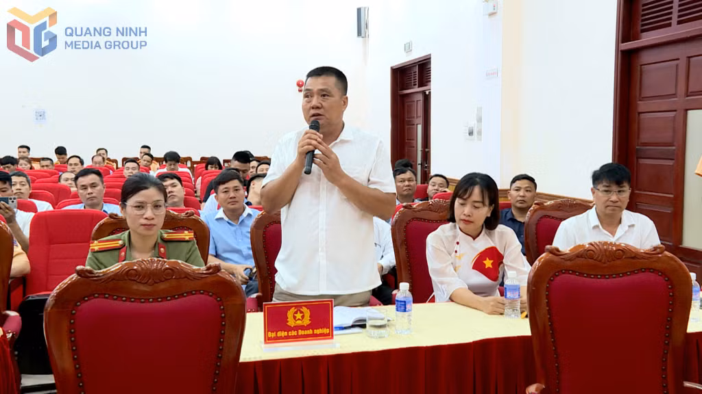 Đại diện chi Hội tàu Du lịch Hạ Long kiến nghị cần bổ sung phao tiêu, báo hiệu tránh xung đột giữa tàu du lịch và các tàu lưu thông trên luồng quốc gia ở Vịnh Hạ long.