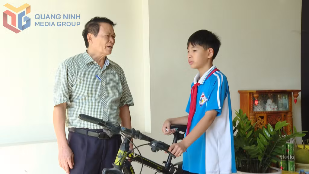 Ông Nguyễn Đình Thảo nhắc nhở các em học sinh luôn tham gia giao thông an toàn để bảo vệ bản thân và cộng đồng.