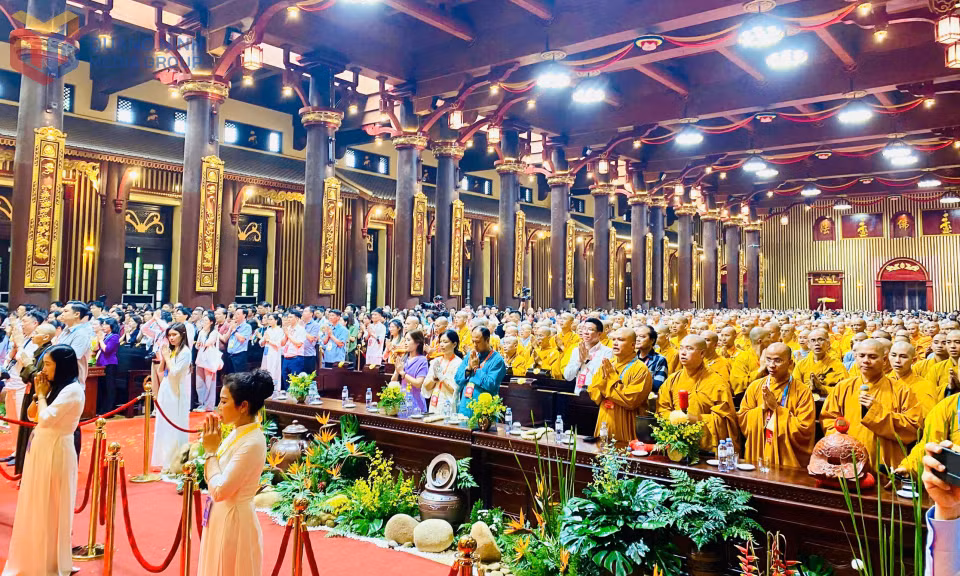Đông đảo chư tăng, phật tử làm lễ cung nghinh xá lợi Đức Phật trong Cung Trúc Lâm Yên Tử.