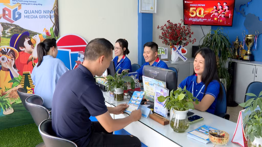Hãng lữ hành giới thiệu các tour liên kết trọn gói dịch vụ đến khách hàng.