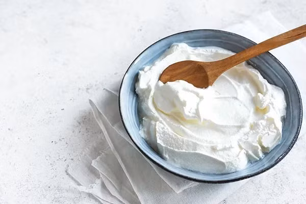 Sữa chua Hy Lạp chứa hàm lượng protein cao hơn đáng kể so với sữa chua thông thường.