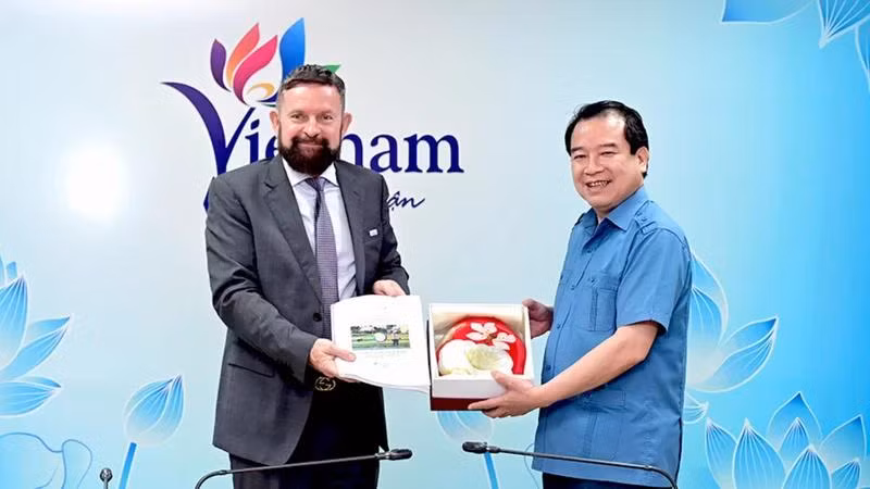 Phó Cục trưởng Du lịch quốc gia Việt Nam Hà Văn Siêu và Trưởng đại diện Văn phòng châu Á-Thái Bình Dương của OIF Edgar Doerig trao quà lưu niệm. (Ảnh: TITC)