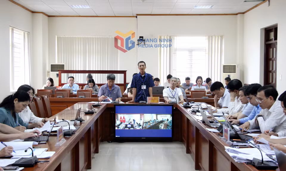 Công dân trình bày kiến trị với Hội đồng tiếp công dân tỉnh.