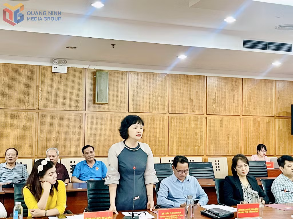 Bà Trần Thị Kim Hoa, Thường trực Hội đồng cố vấn, Nguyên Giám đốc Bảo tàng Báo chí Việt Nam tham luận về phong cách làm báo đỉnh cao của Chủ tịch Hồ Chí Minh.