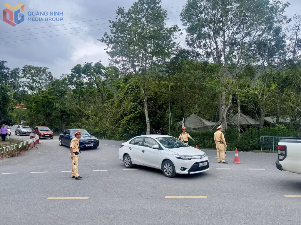 Lực lượng công an giao thông có mặt điều tiết, phân luồng tại các tuyến đường đảm bảo giao thông đi lại cho người dân, phật tử.