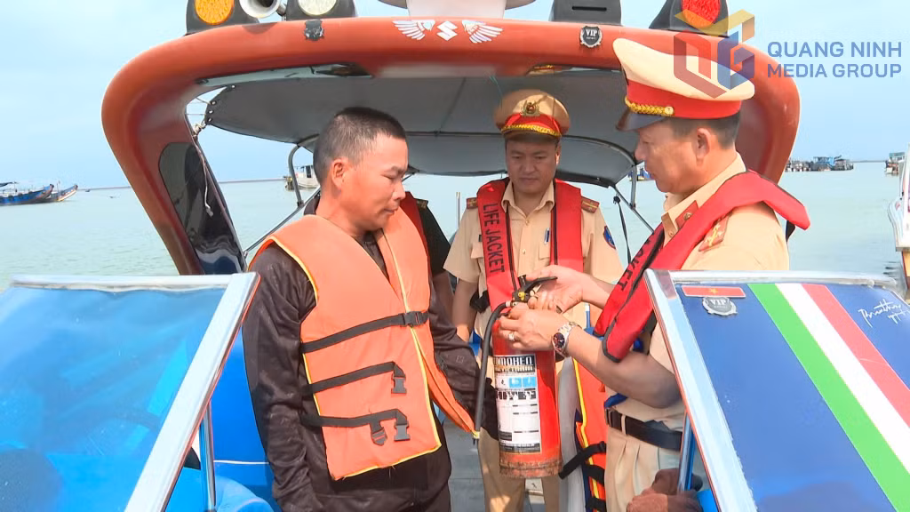 CBCS Tổ CSGT thủy, Đội CSGT thủy (Phòng CSGT Công an tỉnh) tuyên truyền Luật Giao thông đường thủy nội địa cho người điều khiển phương tiện giao thông.