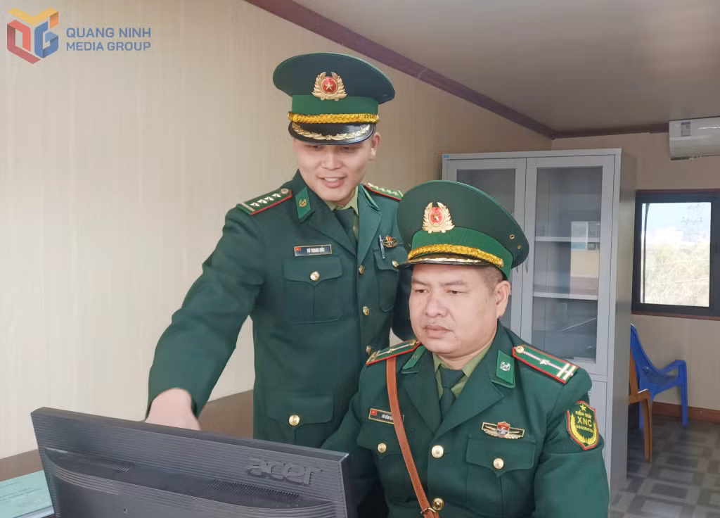 Đại úy Vũ Thanh Đức (người đứng) cùng CBCS Trạm BPCK Hoành Mô hỗ trợ doanh nghiệp làm thủ tục xuất khẩu.