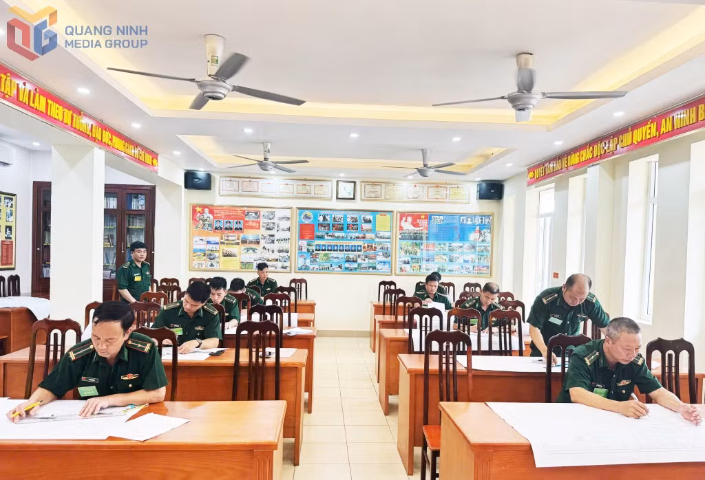 Các thí sinh thực hiện bài kiểm tra.