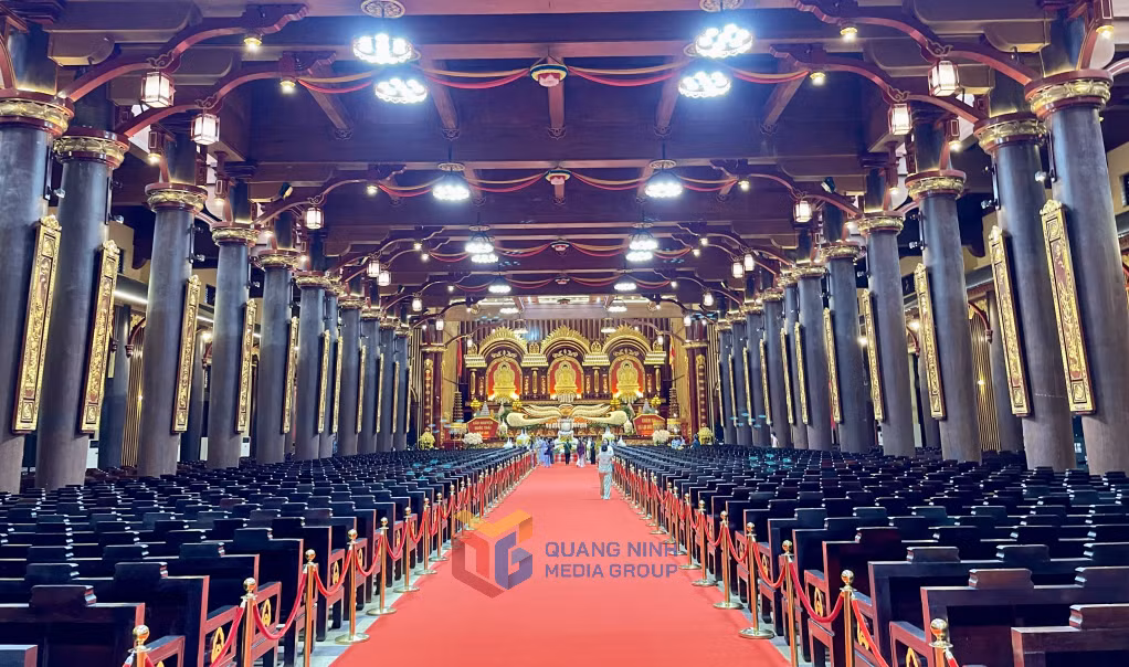 Cung Trúc Lâm là công trình đồ sộ nhất trong tổng thể Trung tâm văn hóa Trúc Lâm Yên Tử với sức chứa khoảng 7.000 chỗ ngồi.