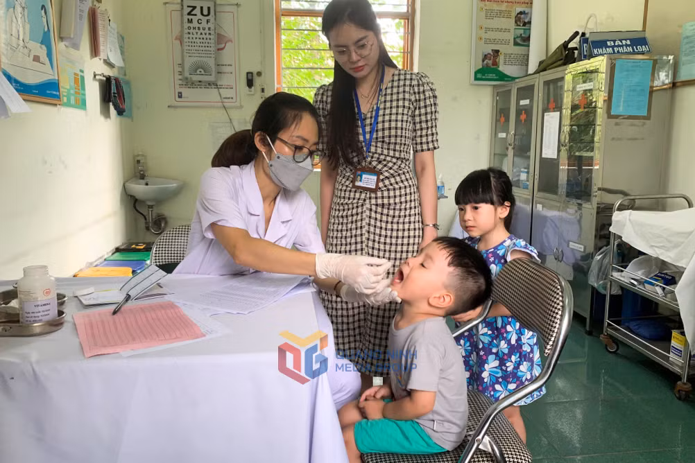 Trẻ được uống bổ sung vitamin A tại Trạm Y tế phường Yên Thanh, TP Uông Bí. Ảnh: Hoài Minh