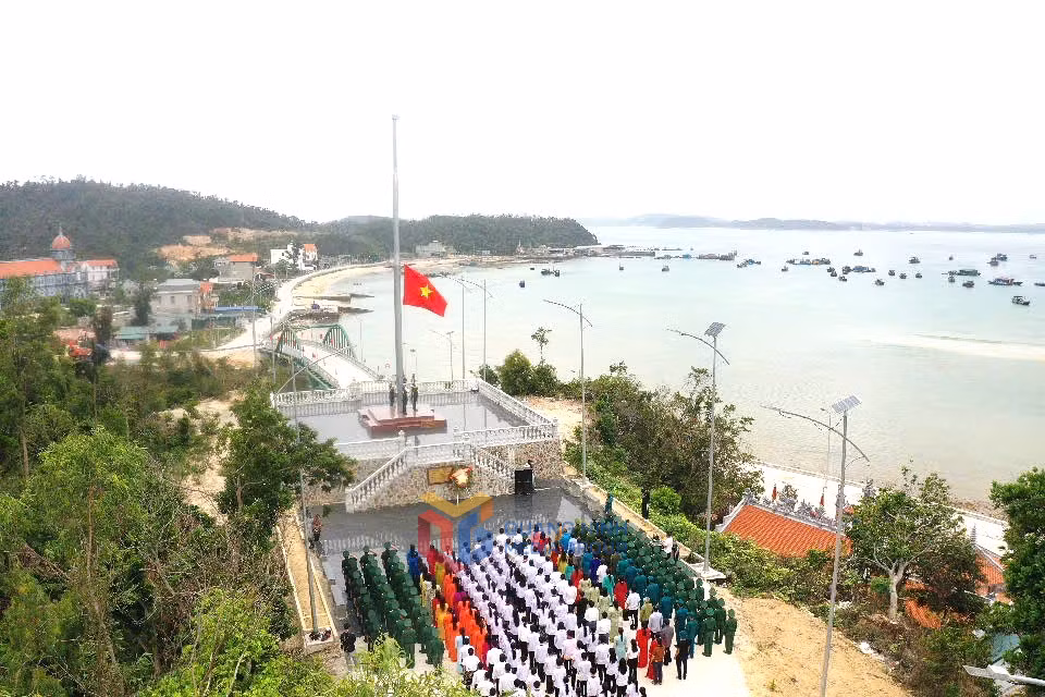 Lá cờ được kéo lên trong niềm tự hào của quân và dân đảo Thanh Lân.