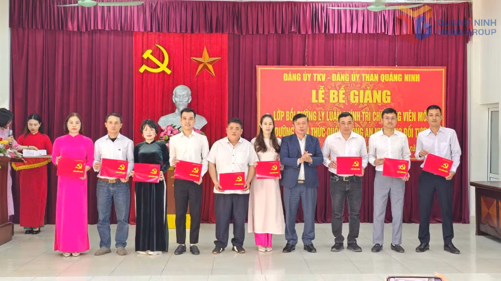 Ban Tuyên giáo Đảng ủy Than Quảng Ninh tổ chức Lễ bế giảng lớp Bồi dưỡng lý luận chính trị dành cho đảng viên mới, bồi dưỡng quốc phòng an ninh cho đối tượng 4 cho cán bộ, đảng viên.