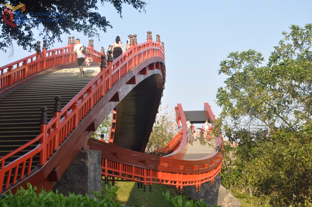 Cầu Koi nằm trong quần thể khu vui chơi Sunworld Hạ Long bên bờ di sản thiên nhiên thế giới Vịnh Hạ Long.