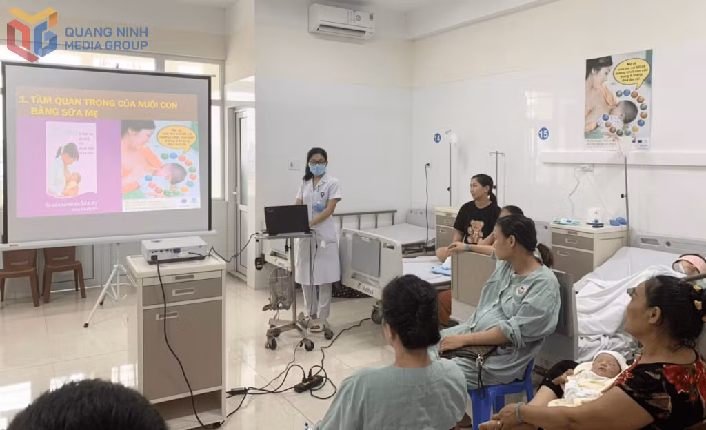 Tư vấn, truyền thông lợi ích nuôi con bằng sữa mẹ cho các bà mẹ tại Trung tâm Y tế TP Móng Cái. Ảnh: Vân Anh